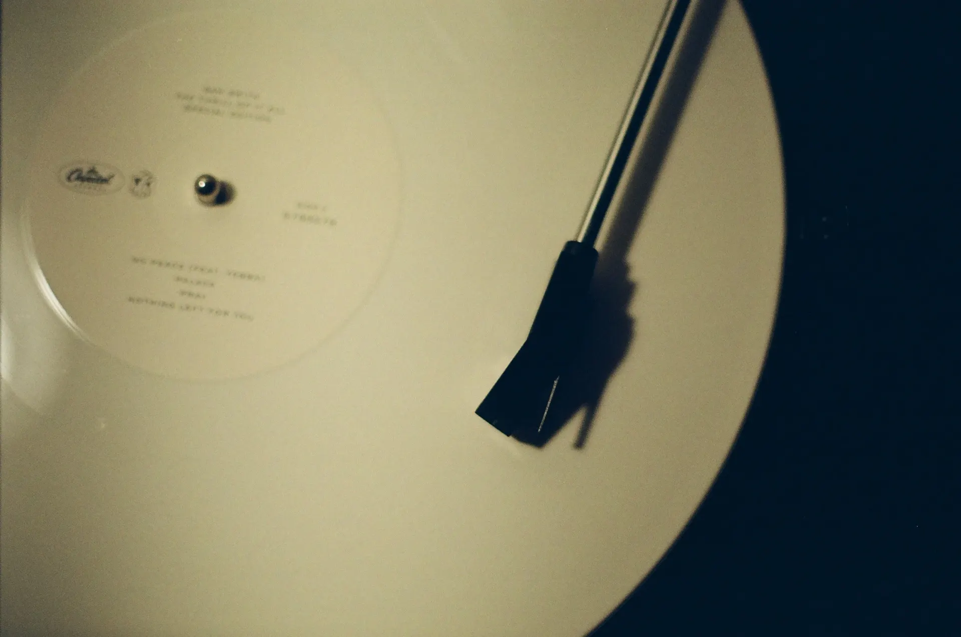 Aguja de un tocadiscos sobre un vinilo